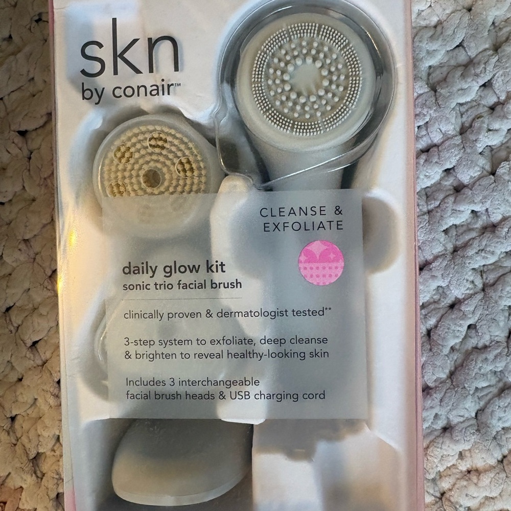 skn by conair Daily Glow Kit Sonic Facial Brush - White